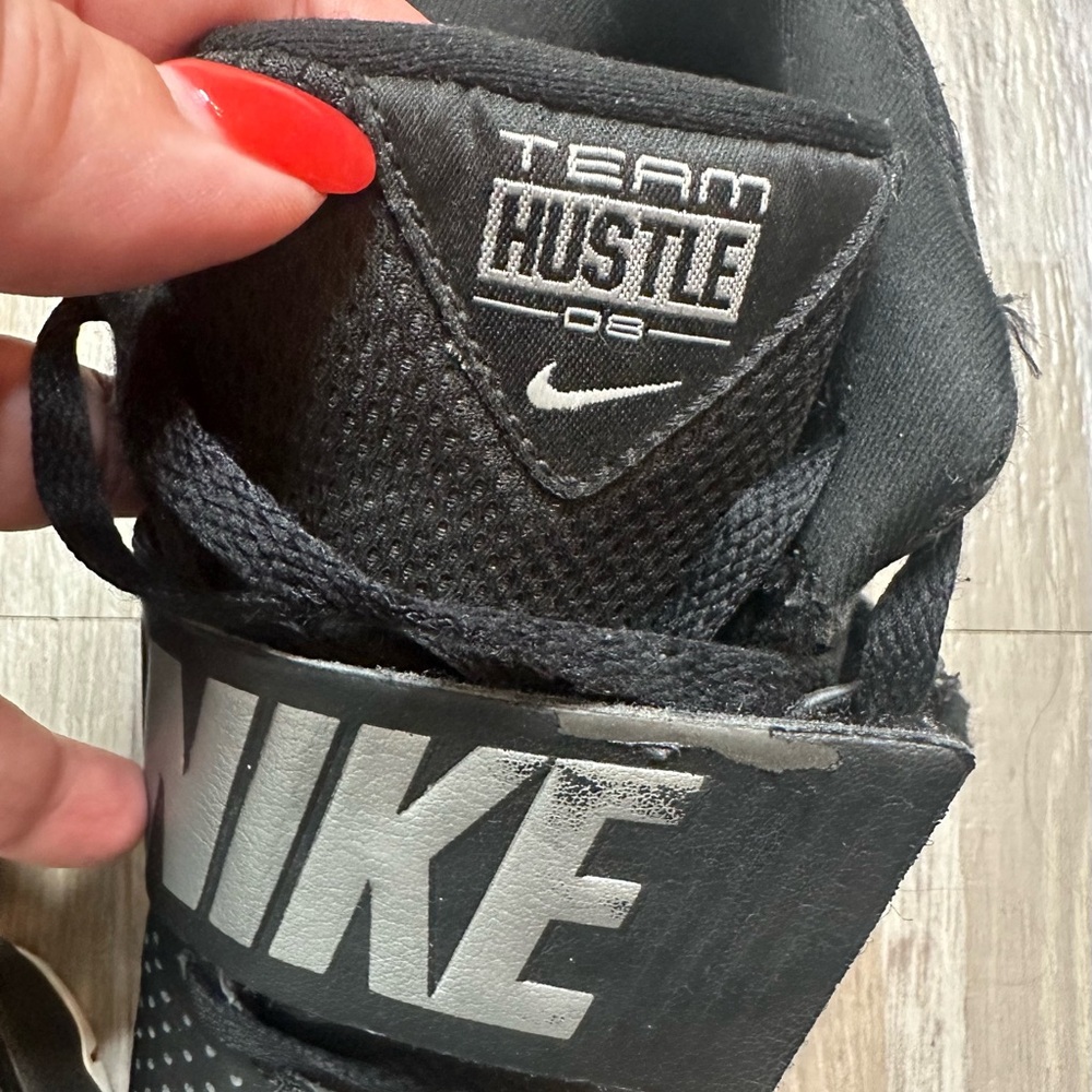 Nike Team Hustle D8 Black Basketball Shoes, Size 6Y - Picture 5 of 15